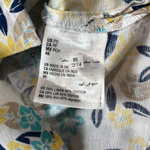 Charter Club woman’s floral button up top. Two front pockets.  Sleeves roll up. - Picture 10 of 13